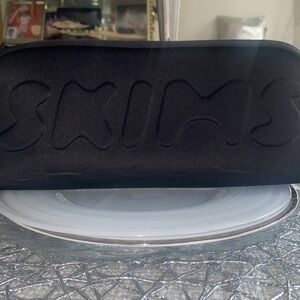 SKIMS Neoprene pouch!